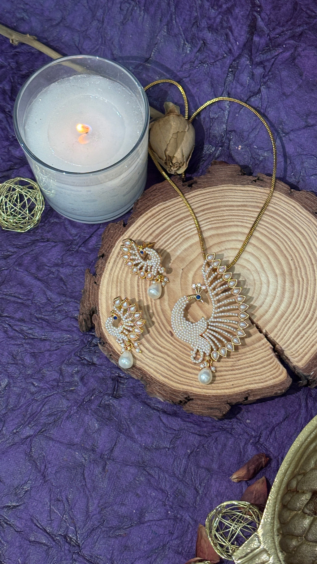 White pearl embellished pendent set